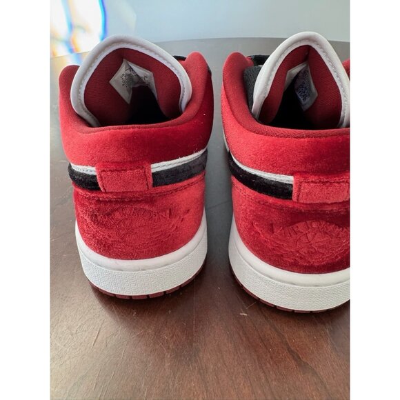 NWT Women’s Nike Air Jordan 1 Low SE 'Velvet Black Toe' Size 7 - Picture 4 of 6